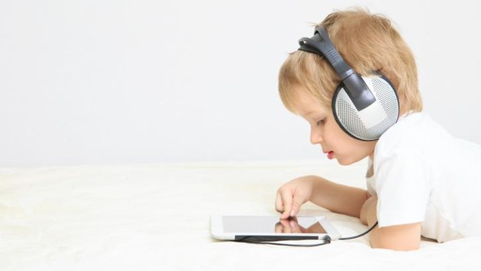 Ilustrasi anak main gadget. (Foto: Thinkstock) Ilustrasi anak main gadget. (Foto: Thinkstock)