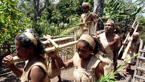 Suku Kabola merupakan suku bangsa Alor yang mendiami daratan pulau Alor, Pantar dan pulau-pulau kecil di antaranya. Masyarakat Suku Kabola mendiami perkampungan tradional Monbang yang berada di Desa Kopidil Kecamatan Alor Barat Laut, berjarak dari Kalabahi sekitar 7 km. Perkampungan tradisional Monbang mirip dengan perkampungan tradisional Takpala, namun ada hal unik yang membedakannya, yaitu pakaian adat mereka terbuat dari kulit kayu.
Masyrakat Suku Kabola menampilkan atraksi budaya seni tradisional: Cakalele, Lego-lego, tari rotan. Rengga Sancaya/detikcom.