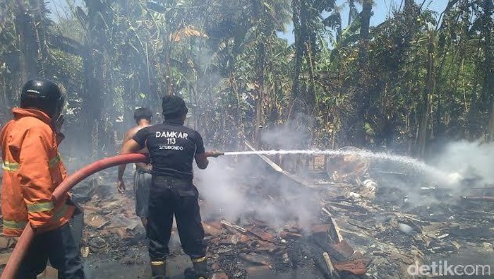 Korsleting, Dua Rumah dan Satu Unit Motor Hangus Terbakar