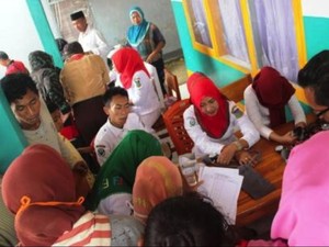 Warga Kepulauan Togean Serbu Pasar Murah dan Pengobatan Gratis