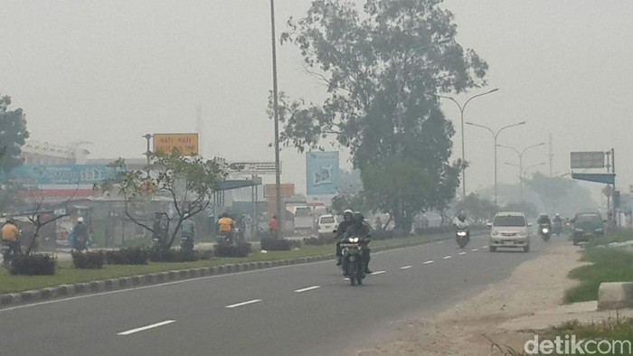 Jumlah Titik Panas Minim tapi Riau Tetap Dikepung Asap Pekat