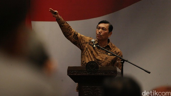 Menkopolhukam Luhut Binsar Pandjaitan bersama  Menteri Dalam Negeri Tjahyo Kumolo saat pembukaan rakornas Tim Terpadu Penanganan Konflik Sosial di Hotel Bidakara, Jakarta, Rabu (16/9/2015). Agung Pambudhy/detikcom.