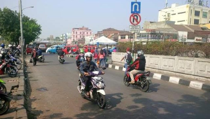 Yang Begini Jangan Dicontoh, Pemotor Lawan Arus Dekat Stasiun Pasar Minggu