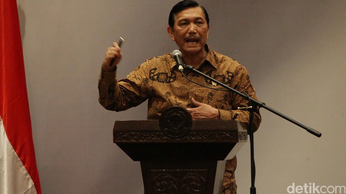Menkopolhukam Luhut Binsar Pandjaitan bersama  Menteri Dalam Negeri Tjahyo Kumolo saat pembukaan rakornas Tim Terpadu Penanganan Konflik Sosial di Hotel Bidakara, Jakarta, Rabu (16/9/2015). Agung Pambudhy/detikcom.