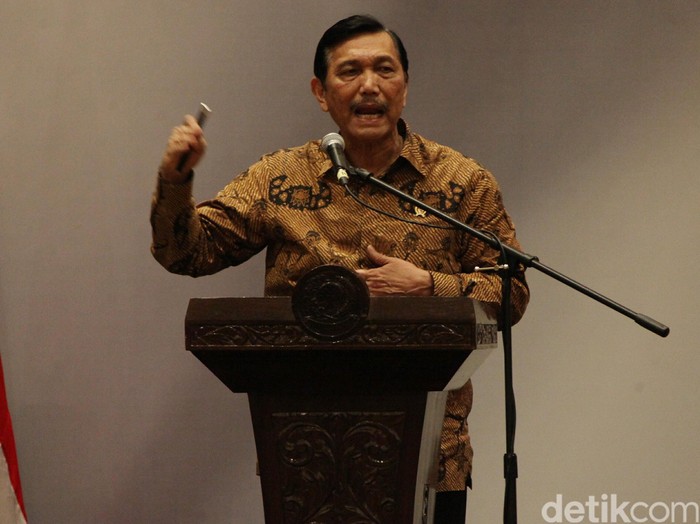 Menkopolhukam Luhut Binsar Pandjaitan bersama  Menteri Dalam Negeri Tjahyo Kumolo saat pembukaan rakornas Tim Terpadu Penanganan Konflik Sosial di Hotel Bidakara, Jakarta, Rabu (16/9/2015). Agung Pambudhy/detikcom.