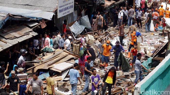 Aman! Saat Satpol PP DKI Bongkar Pasar Karang Anyar
