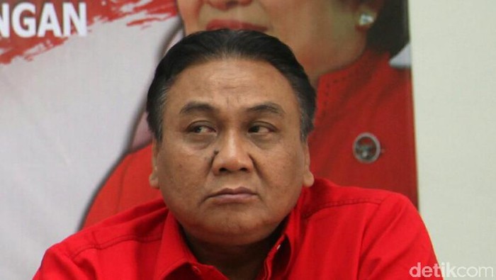 Sekretaris Fraksi PDIP Bambang Wuryanto memberikan keterangan usai melakukan rapat pengarahan tertutup oleh Ketua PDIP Megawati Soekarnoputri di DPP PDIP Diponegoro, Jakarta, Kamis (17/9/2015). Agung Pambudhy/Detikcom.