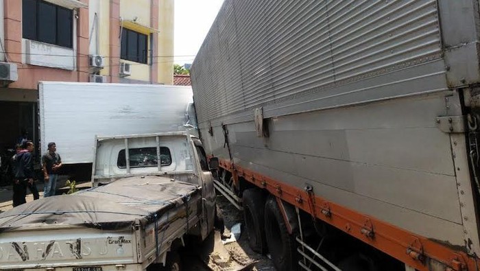 Truk Boks Tabrak 4 Kendaraan Hingga Ringsek di Semarang