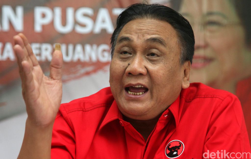 Sekretaris Fraksi PDIP Bambang Wuryanto memberikan keterangan usai melakukan rapat pengarahan tertutup oleh Ketua PDIP Megawati Soekarnoputri di DPP PDIP Diponegoro, Jakarta, Kamis (17/9/2015). Agung Pambudhy/Detikcom.