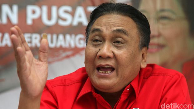 Sekretaris Fraksi PDIP Bambang Wuryanto memberikan keterangan usai melakukan rapat pengarahan tertutup oleh Ketua PDIP Megawati Soekarnoputri di DPP PDIP Diponegoro, Jakarta, Kamis (17/9/2015). Agung Pambudhy/Detikcom.
