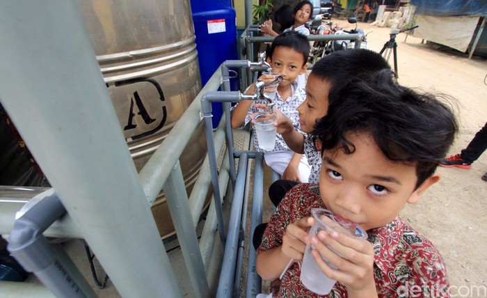 Sejumlah pelajar mengambil air yang dapat langsung diminum dari Filter air bersih di kawasan Bidaracina, Jakarta, Kamis (17/9/2015). Kodam Jaya memberikan alat penyulingan air sungai menjadi air minum untuk dimanfaatkan oleh warga disekitar Bantaran Sungai Ciliwung. Alat filter air tersebut dapat memasok 315 liter air per jam dan dapat langsung di minum oleh warga masyarakat. Rachman Haryanto/detikcom.