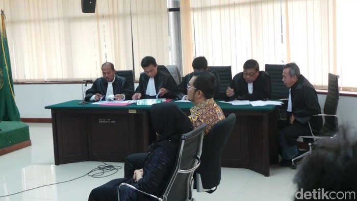 Bupati Empat Lawang dan Istrinya Didakwa Suap Akil Rp 15 Miliar