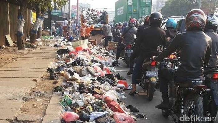 Bau! Sampah Berserakan di Badan Jalan Tangerang ini Bikin Macet