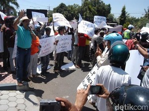 Ratusan Warga Desak Korupsi Jembatan Limpas Dituntaskan