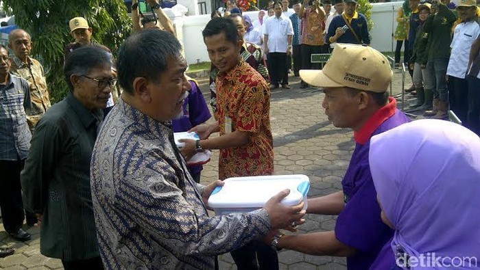 Deddy Mizwar Lepas Tim Pemeriksa Hewan Kurban