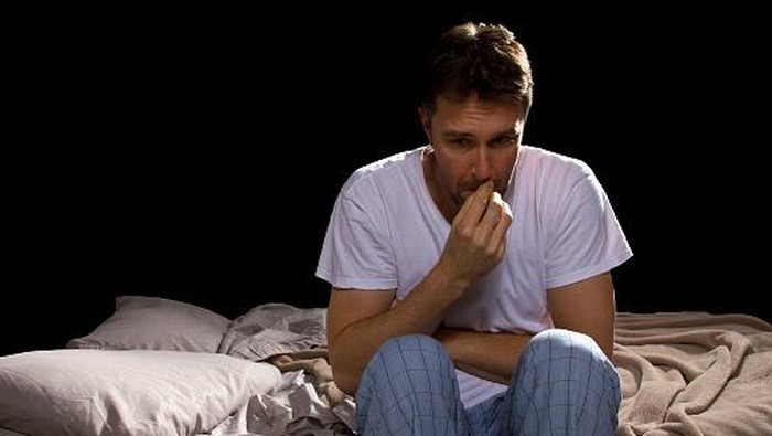 ilustrasi tidur mimpi buruk Frightened Woman in Bed with the Sheets Pulled Up to her Face