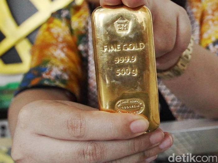 Seorang costumer service menunjukan emas batangan di butik emas, Gedung Antam, Jakarta, Jumat (18/9/2015). Harga emas antam hari ini kembali bergejolak menyusul pernyataan The Fed dalam rilisnya menyatakan mempertahankan suku buang acuannya, karena melihat kondisi perlambatan perekonomian dunia. Kebijakan itu dikeluarkan tak lama setelah perdagangan reguler untuk emas di Comex berakhir. (Foto: Rachman Haryanto/detikcom)
