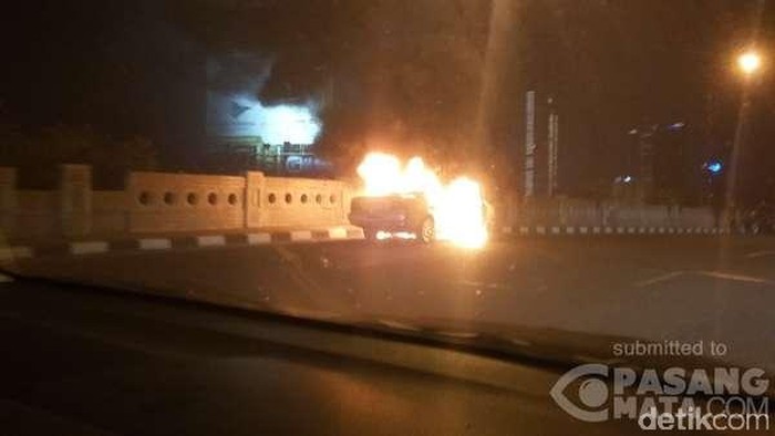 Mobil Panther Terbakar di Depan Mall Artha Gading Jakarta Utara