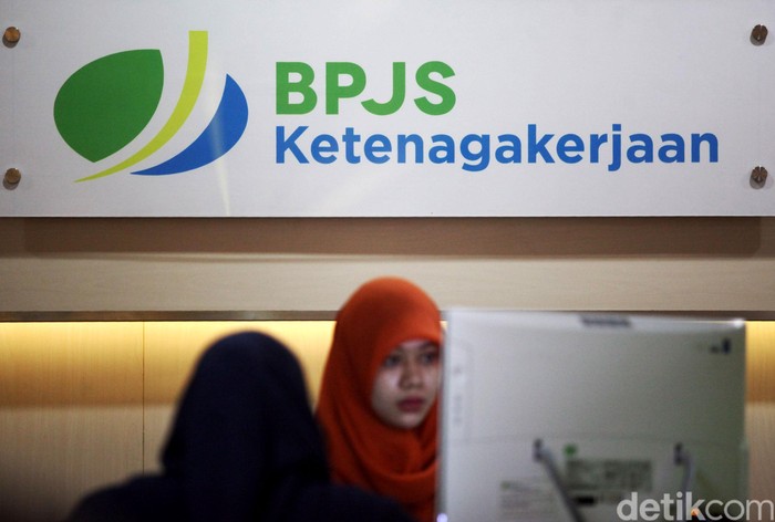 Pemerintah mengeluarkan aturan baru mengenai pencairan dana Jaminan Hari Tua (JHT) bagi pekerja yang berhenti bekerja atau terkena PHK. Aturan yang berlaku pada 1 September 2015 ini merupakan revisi dari aturan sebelumnya. Menteri Ketenagakerjaan M Hanif Dhakiri mengumumkan revisi aturan tersebut yang telah menjadi Peraturan Pemerintah (PP) Nomor 46 Tahun 2015 tentang Penyelenggaraan Jaminan Hari Tua yang merupakan revisi dari Peraturan Pemerintah Nomor 46 Tahun 2015 tentang Penyelenggaraan Program Jaminan Hari Tua. Rachman Haryanto/detikcom.