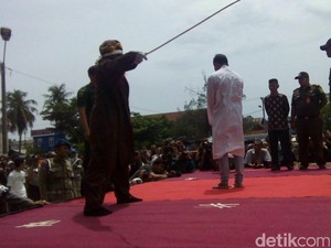 17 Pejudi dan Pelaku Mesum Dicambuk, Satu Batal karena Melahirkan