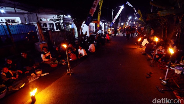 Tradisi Unik Bersih Desa Tumpeng Sewu, Suguhkan 3 Ribu Tumpeng Pecel Pitik