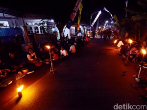 Tradisi Unik Bersih Desa Tumpeng Sewu, Suguhkan 3 Ribu Tumpeng Pecel Pitik
