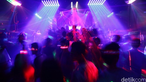 fenomena clubbing ternyata tidak hanya melanda kaum eksekutif, tapi juga ternyata melanda kaum ABG seperti yang terlihat di club di kawasan bogor. Beginilah tingkah para ABG menghabiskan malam mereka hingga dinihari dengan berdugem ria. hasan alhabshy/detikcom
