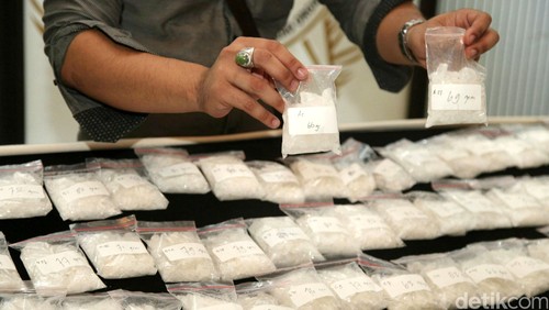 Direktorat tindak pidana narkoba Bareskrim Mabes Polri merilis pengungkapan sindikat narkotika internasional jenis shabu 15,5 Kg yang dilakukan oleh Warga negara Nigeria, di Gedung Direktorat Tipid Narkoba, Bareskrim Polri, Cawang, Jakarta Timur, Jumat (18/9/2015). Modus yang dilakukan dalam sindikat tersebut melalui mesin pompa air. Agung Pambudhy/Detikcom