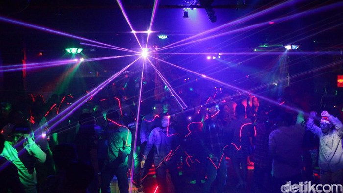 fenomena clubbing ternyata tidak hanya melanda kaum eksekutif, tapi juga ternyata melanda kaum ABG seperti yang terlihat di club di kawasan bogor. Beginilah tingkah para ABG menghabiskan malam mereka hingga dinihari dengan berdugem ria. hasan alhabshy/detikcom