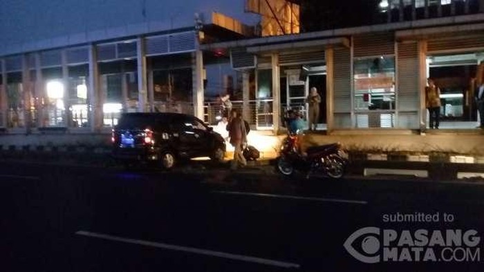 Pengemudi Diduga Mabuk, Avanza Tabrak Separator Busway di Matraman