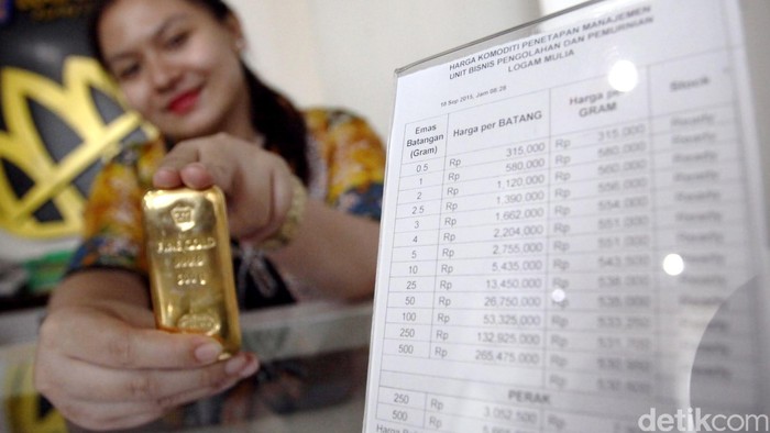 Seorang costumer service menunjukan emas batangan di butik emas, Gedung Antam, Jakarta, Jumat (18/9/2015). Harga emas antam hari ini kembali bergejolak menyusul pernyataan The Fed dalam rilisnya menyatakan mempertahankan suku buang acuannya, karena melihat kondisi perlambatan perekonomian dunia. Kebijakan itu dikeluarkan tak lama setelah perdagangan reguler untuk emas di Comex berakhir. (Foto: Rachman Haryanto/detikcom)