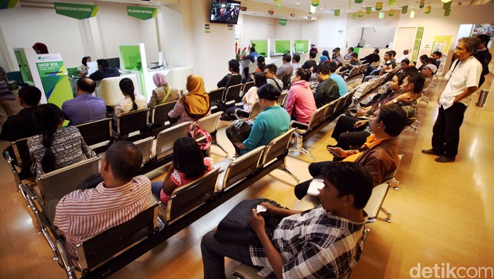 Pemerintah mengeluarkan aturan baru mengenai pencairan dana Jaminan Hari Tua (JHT) bagi pekerja yang berhenti bekerja atau terkena PHK. Aturan yang berlaku pada 1 September 2015 ini merupakan revisi dari aturan sebelumnya. Menteri Ketenagakerjaan M Hanif Dhakiri mengumumkan revisi aturan tersebut yang telah menjadi Peraturan Pemerintah (PP) Nomor 46 Tahun 2015 tentang Penyelenggaraan Jaminan Hari Tua yang merupakan revisi dari Peraturan Pemerintah Nomor 46 Tahun 2015 tentang Penyelenggaraan Program Jaminan Hari Tua. Rachman Haryanto/detikcom.