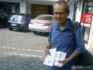 Penjual Buku Salat Keliling Ini Jadi Perbincangan Netizen karena Pintar Berbahasa Asing
