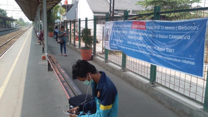 Commuter Line 12 Gerbong yang Mesti Bergeser Bila Ingin Turun, Merepotkan?