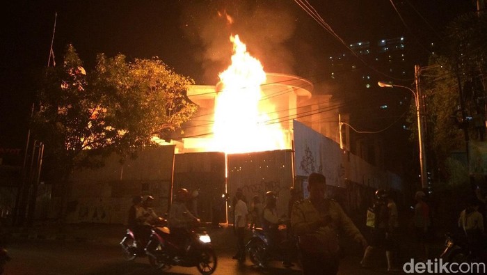 Sebuah Rumah Terbakar di Jalan Kemang Raya, Lalu Lintas Padat