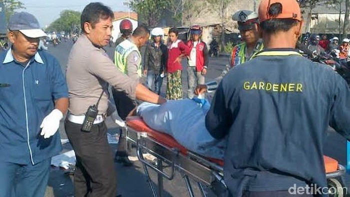 Motor Pasutri Tabrak Truk, Suami Tewas Istri Terluka