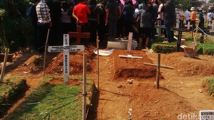 Suasana Haru Selimuti Pemakaman Balita Kembar Korban Kebakaran di Cakung