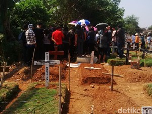 Suasana Haru Selimuti Pemakaman Balita Kembar Korban Kebakaran di Cakung