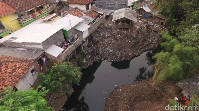 Penampakan Sampah Menahun di Kali Cipinang dari Udara