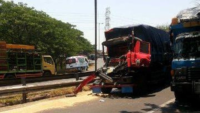 2 Dump Truk Bertabrakan, Muatan Gandum Berceceran