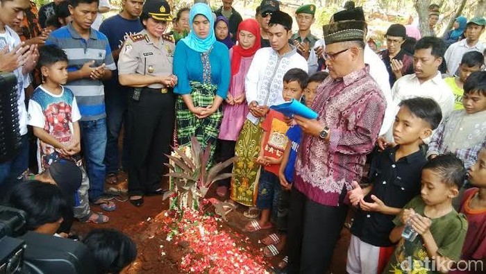 Bocah SD yang Tewas Dipukul Temannya Dimakamkan, Orangtua Menangis Haru