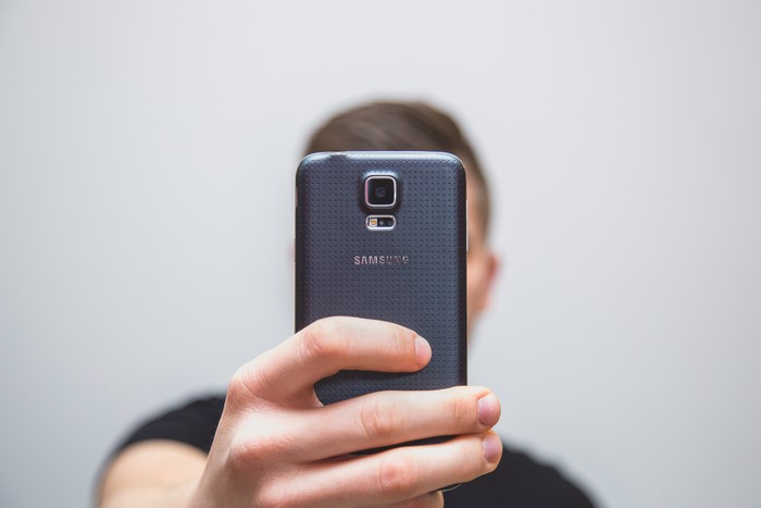 Ilustrasi Pria Selfie
