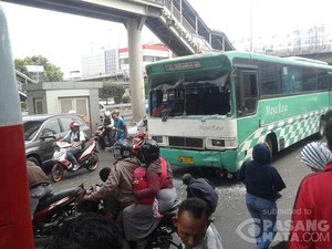 Bus Maya Raya Tabrak Pemotor di Slipi, Lalin Jl S Parman Tersendat