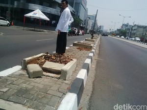 Driver Grab Bike Tewas Usai Hantam Pembatas Jalan, Penumpang Luka Parah