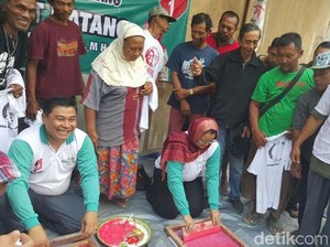 Pasangan Cabup-Cawabup Sleman Lakukan Sablon Kaos dan Cukur Gratis