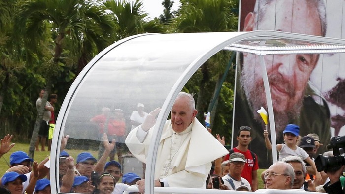 Bertemu di Kuba, Paus Fransiskus dan Fidel Castro Bertukar Buku