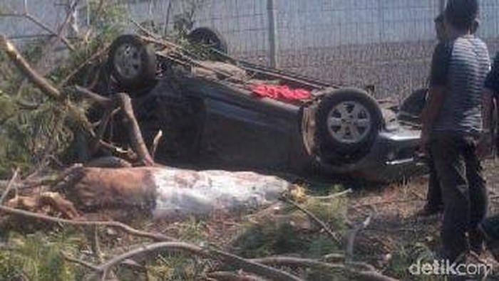 Hindari Razia Polisi, Avanza Berpenumpang 6 Orang Terguling di Paiton