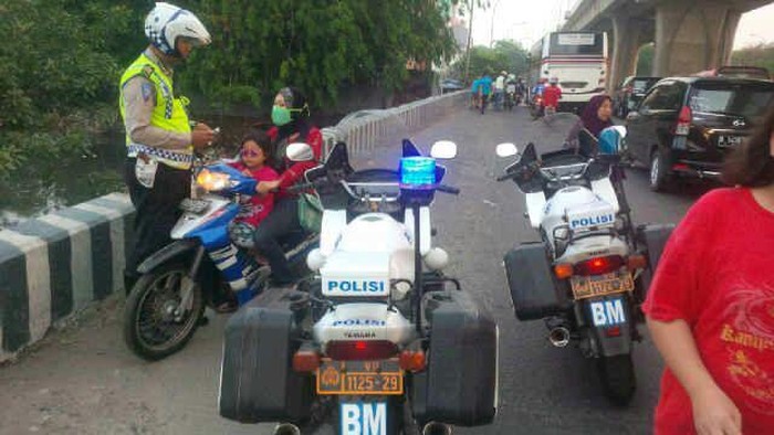 Polisi Tilang Pengendara Motor yang Lawan Arus di Mambo Jakut