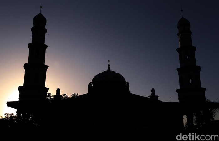 Jalan-jalan ke Kabupaten Alor-Nusa Tenggara Timur (NTT), tak lengkap rasanya bila belum mengunjungi obyek situs-situs tua yang ada di Alor. Objek Situs-situs tua itu misalnya, Al Quran yang terbuat dari kulit kayu, makam para kesultanan dan masjid peninggalan beberapa abad silam. Masjid Jami Babussholah yang berada di Alor Besar, NTT merupakan salah satu masjid tertua. Rengga Sancaya/detikcom.