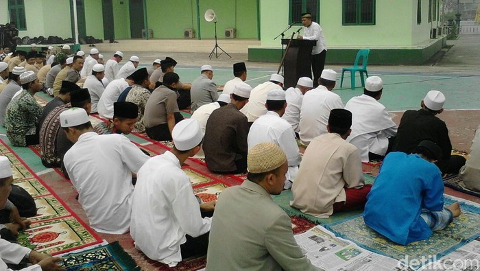 Kabut Asap Masih Tebal, Warga dan Prajurit di Jambi Salat Minta Hujan